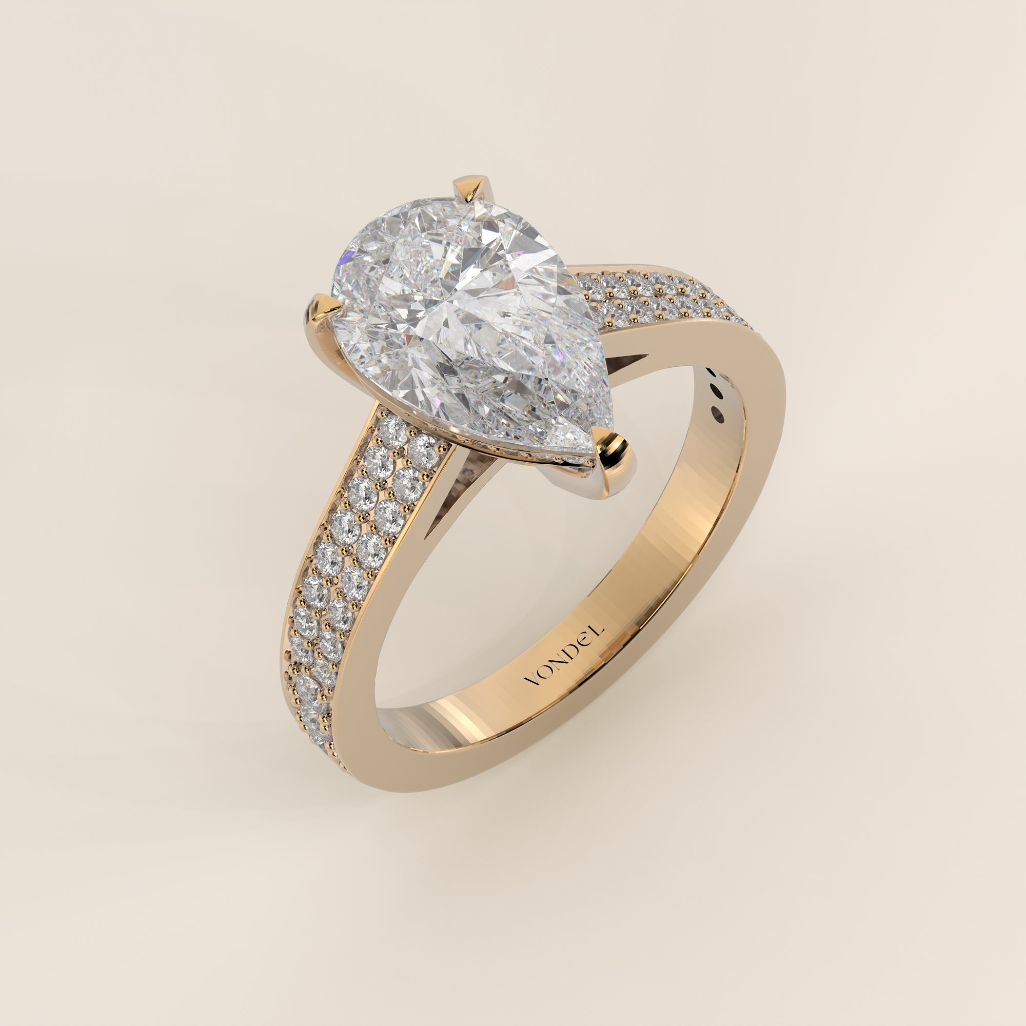 Verlobungsring mit birnenförmigem, im Labor gezüchtetem Diamanten, breiter Pavé-Fassung, Kathedralenfassung und verstecktem Halo, Gelbgold