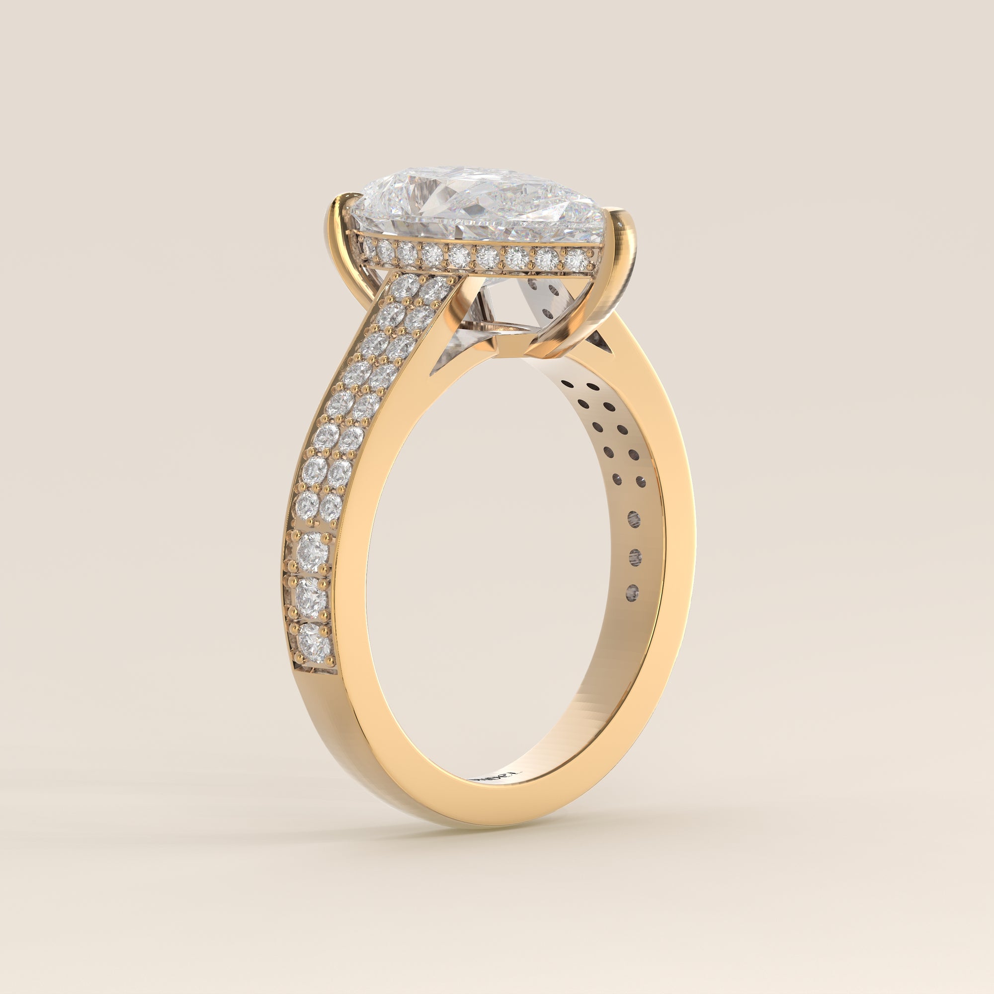Verlobungsring mit birnenförmigem, im Labor gezüchtetem Diamanten, breiter Pavé-Fassung, Kathedralenfassung und verstecktem Halo, Gelbgold