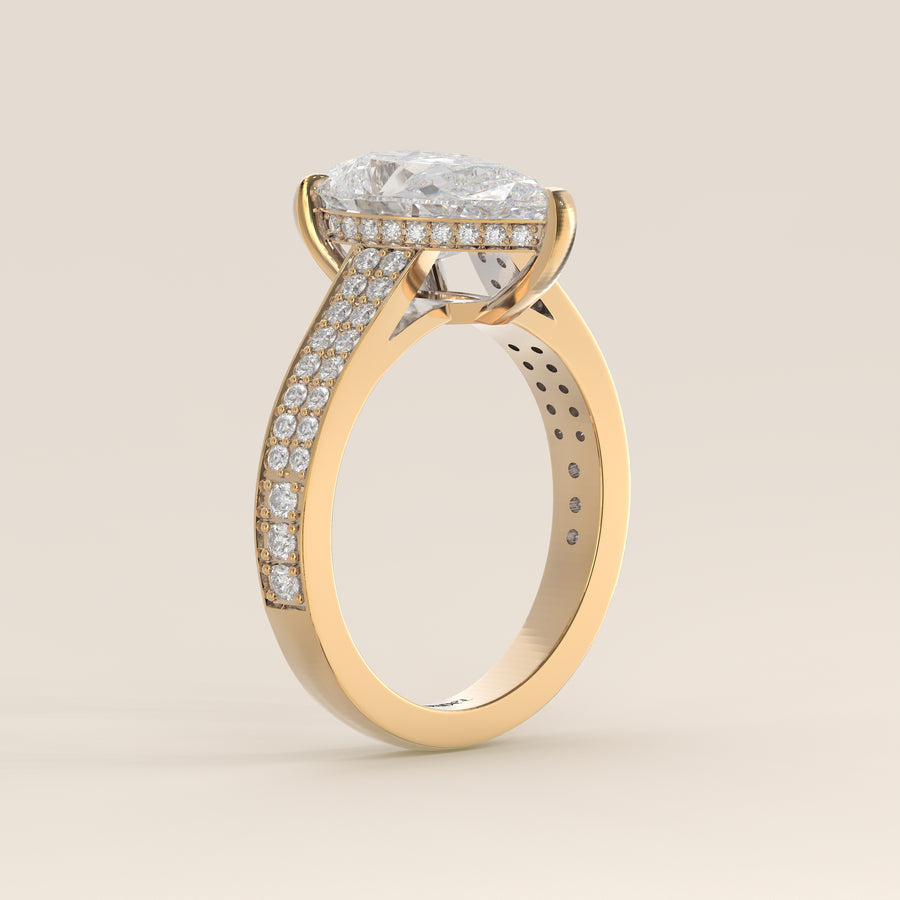 Verlovingsring peer lab grown diamant met brede pave band, cathedral setting en hidden halo, geelgoud