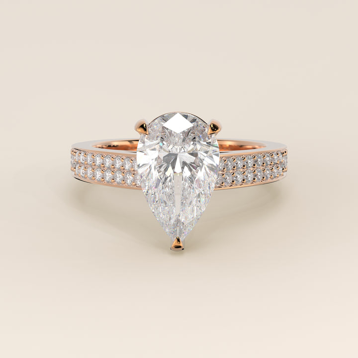Verlobungsring mit birnenförmigem, im Labor gezüchtetem Diamanten, breiter Pavé-Fassung, Kathedralenfassung und verstecktem Halo, Roségold