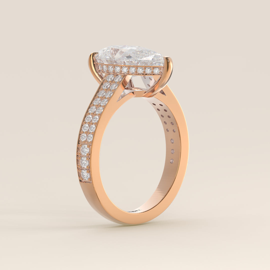 Verlobungsring mit birnenförmigem, im Labor gezüchtetem Diamanten, breiter Pavé-Fassung, Kathedralenfassung und verstecktem Halo, Roségold