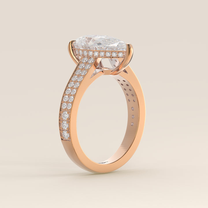 Verlobungsring mit birnenförmigem, im Labor gezüchtetem Diamanten, breiter Pavé-Fassung, Kathedralenfassung und verstecktem Halo, Roségold