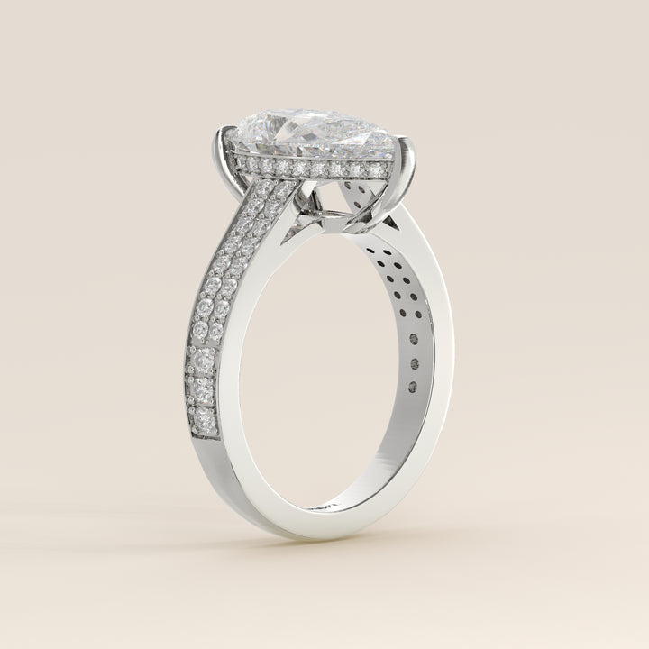 Verlobungsring mit birnenförmigem, im Labor gezüchtetem Diamanten, breiter Pavé-Fassung, Kathedralenfassung und verstecktem Halo, Weißgold