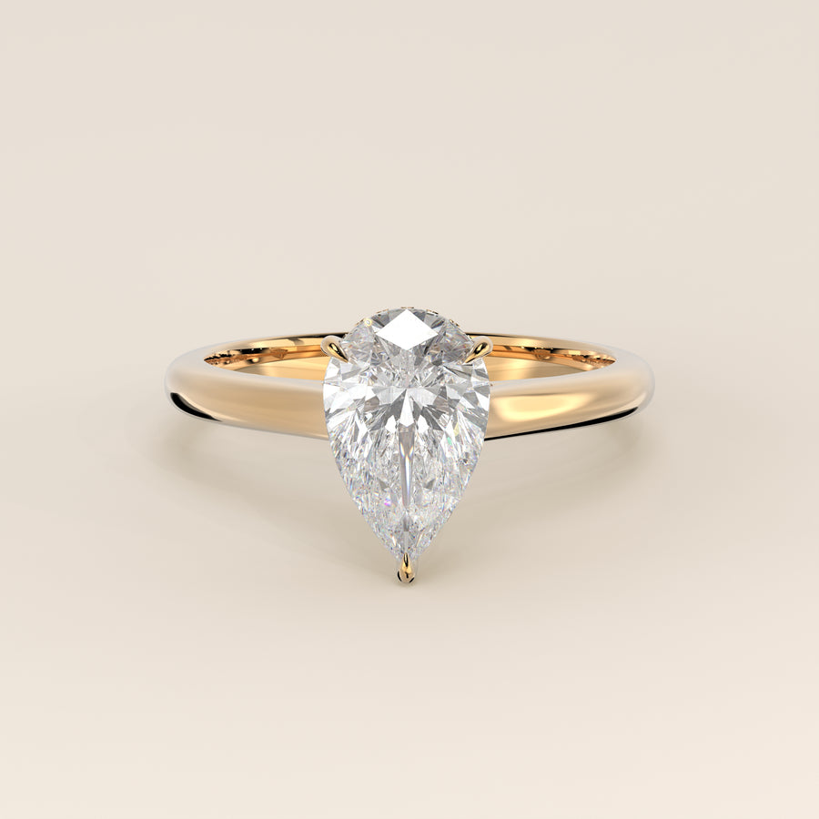 Verlovingsring peer lab grown diamant met cathedral setting, hidden halo en diamond bridge, geelgoud