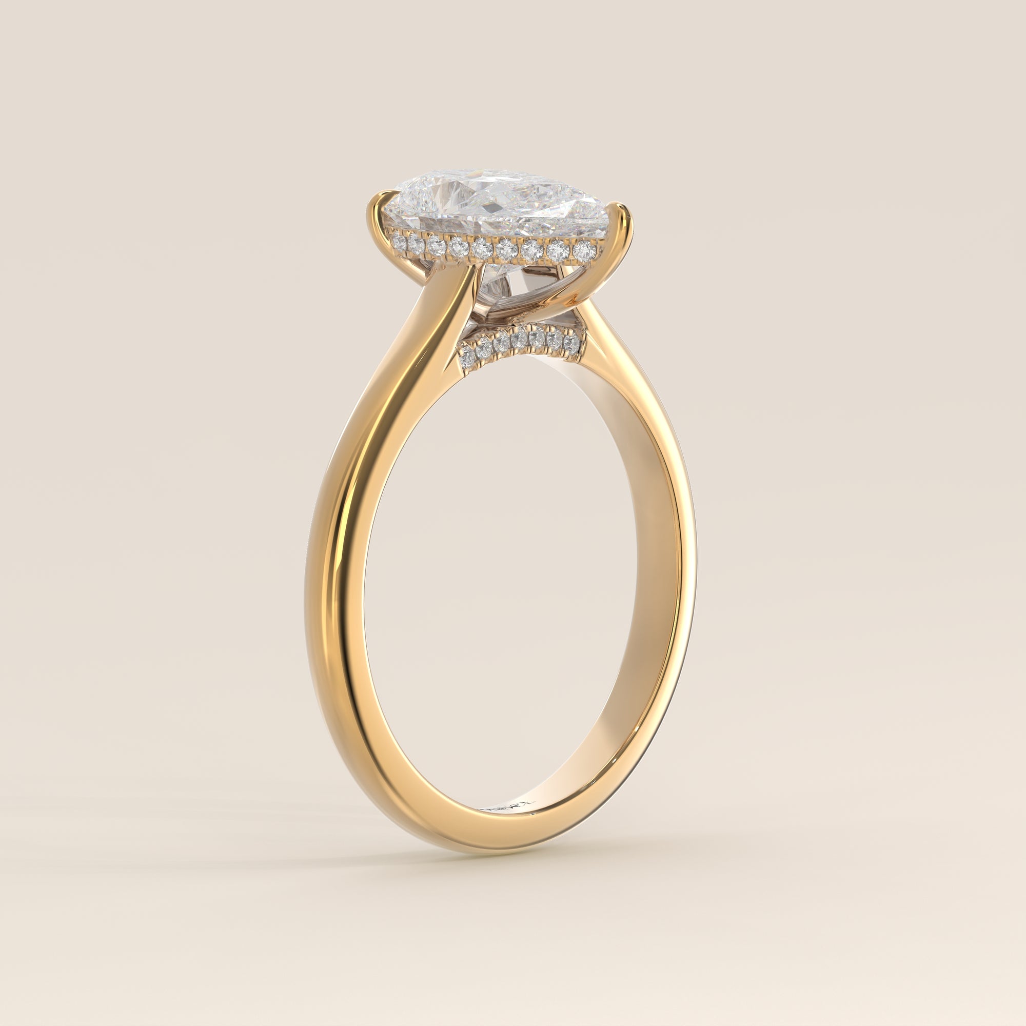 Verlovingsring peer lab grown diamant met cathedral setting, hidden halo en diamond bridge, geelgoud