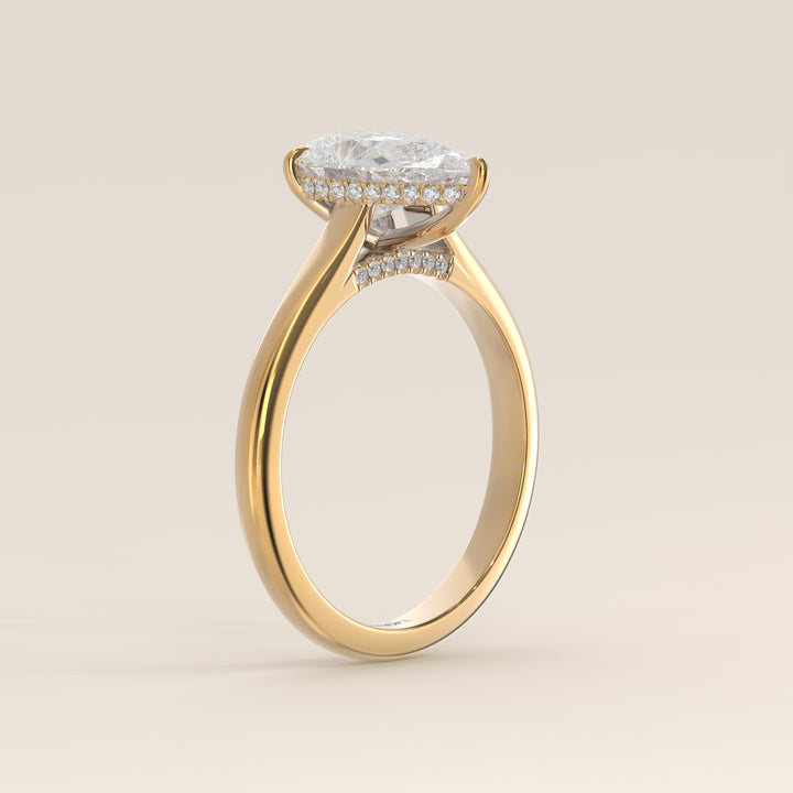 Verlovingsring peer lab grown diamant met cathedral setting, hidden halo en diamond bridge, geelgoud