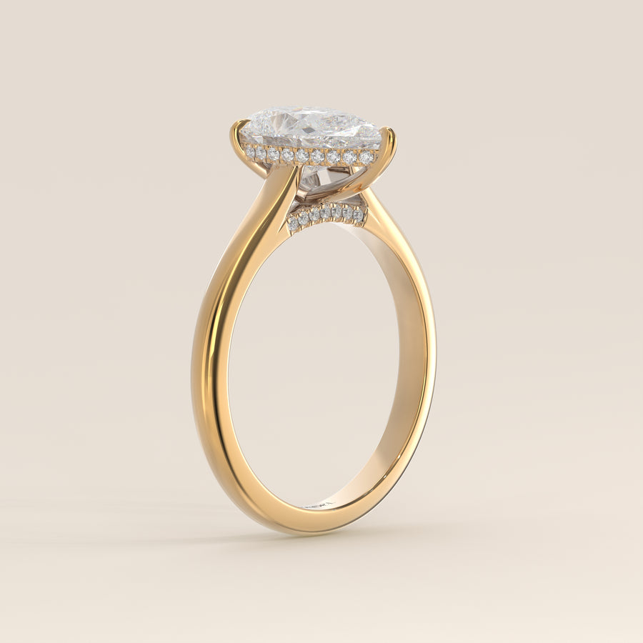 Verlovingsring peer lab grown diamant met cathedral setting, hidden halo en diamond bridge, geelgoud