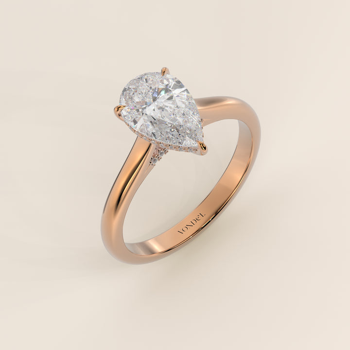 Verlovingsring peer lab grown diamant met cathedral setting, hidden halo en diamond bridge, rosegoud