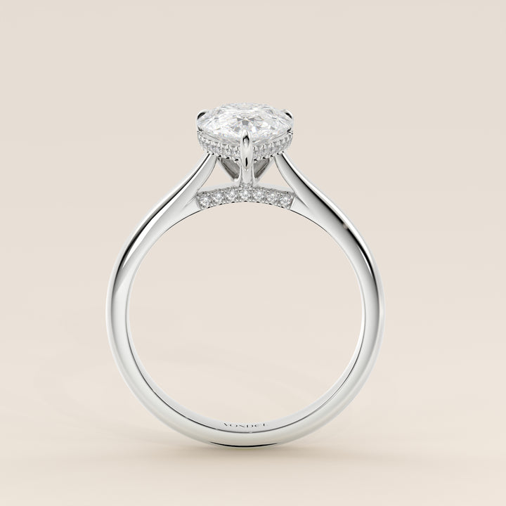 Verlovingsring peer lab grown diamant met cathedral setting, hidden halo en diamond bridge, witgoud