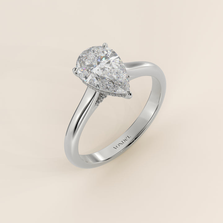 Verlovingsring peer lab grown diamant met cathedral setting, hidden halo en diamond bridge, witgoud