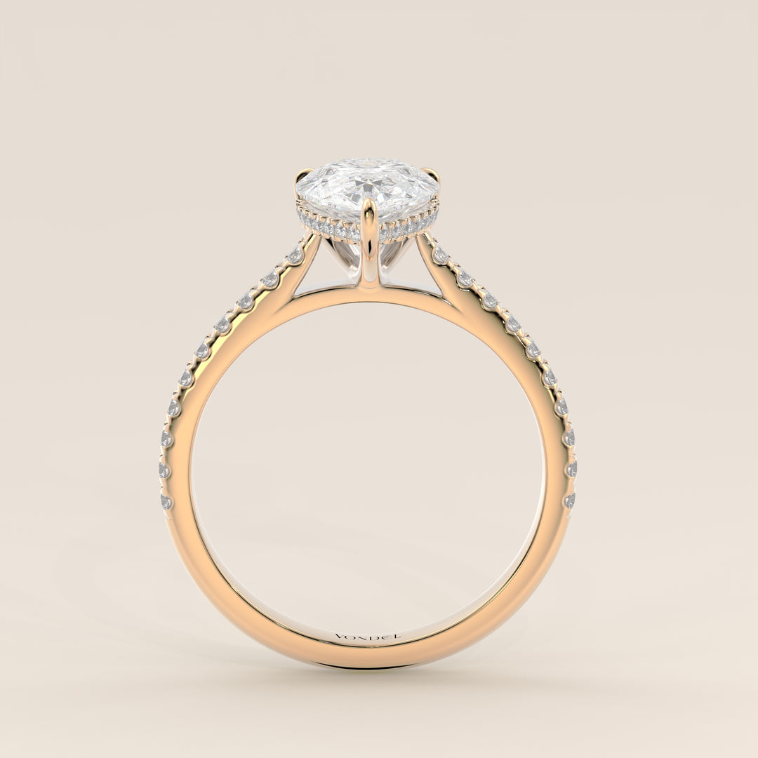 Bague de fiançailles en or jaune, sertie d'un diamant de laboratoire taille poire, avec pavage et halo discret sur l'anneau pavé.
