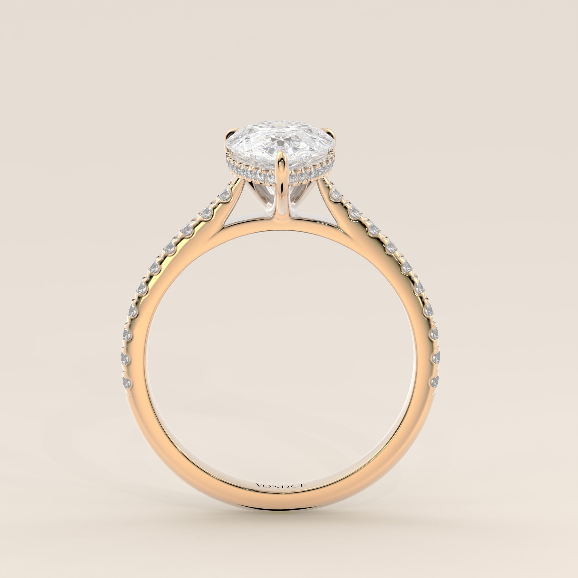 Bague de fiançailles en or jaune, sertie d'un diamant de laboratoire taille poire, avec pavage et halo discret sur l'anneau pavé.