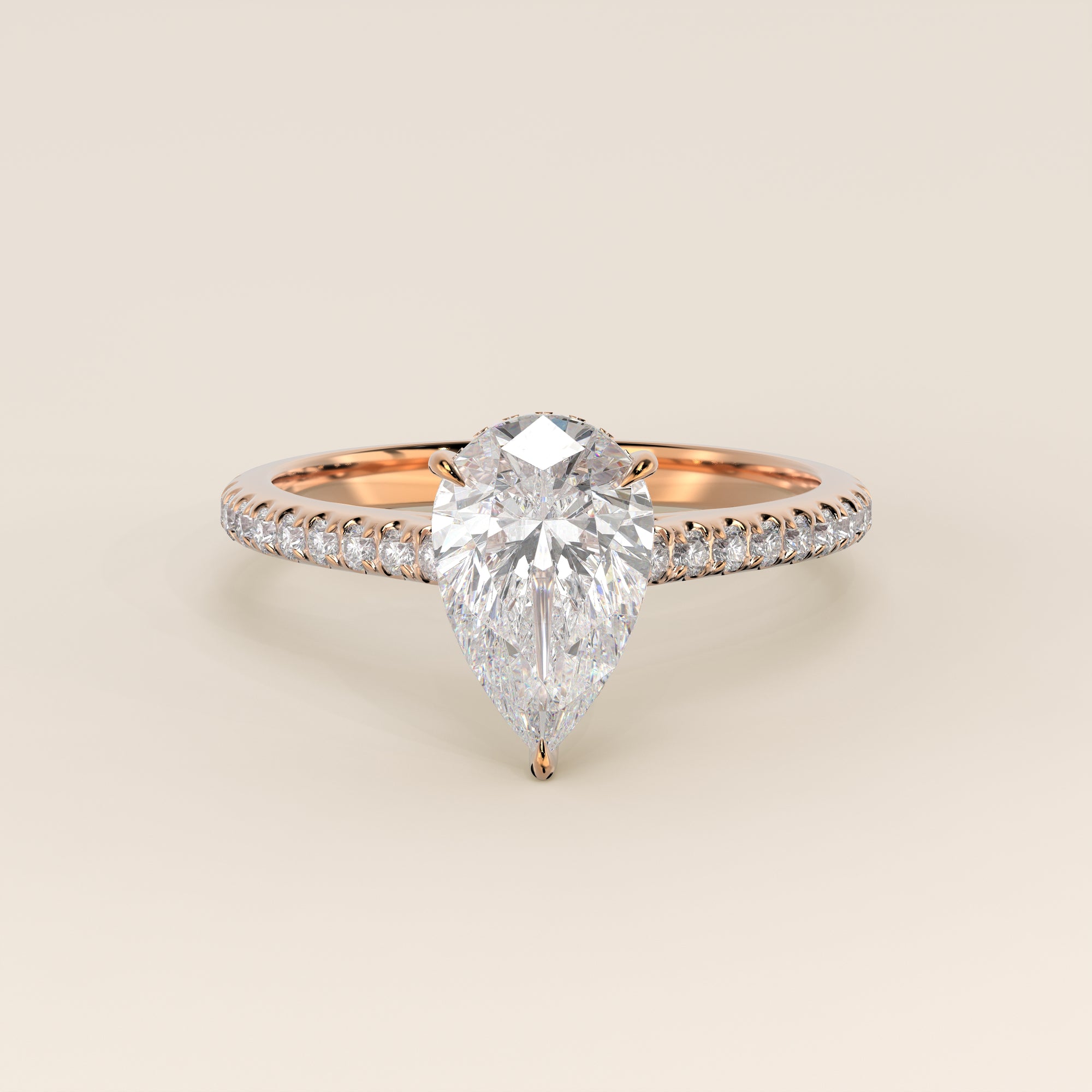Bague de fiançailles en or rose, sertie d'un diamant de laboratoire taille poire, avec pavage et halo discret sur l'anneau pavé.