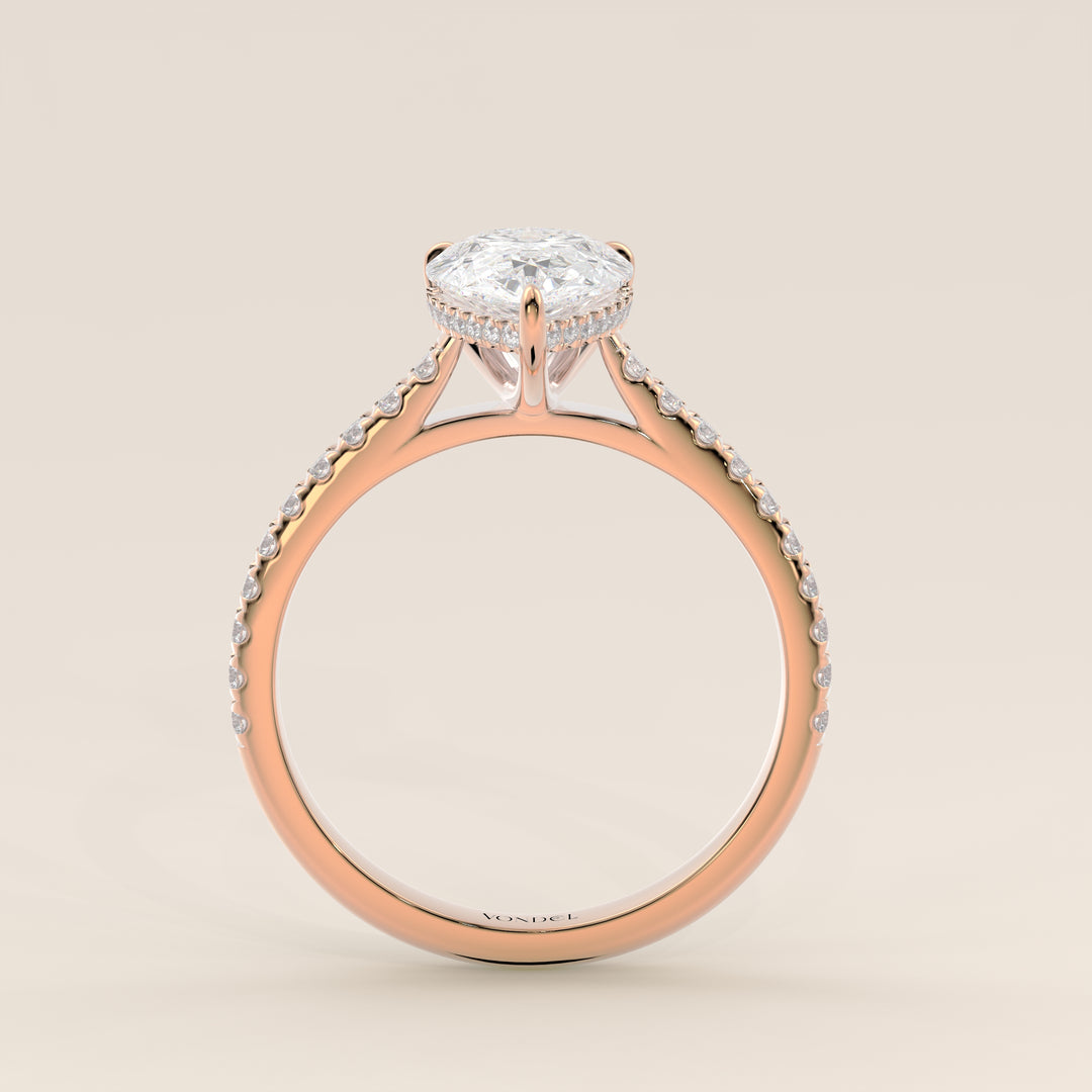 Bague de fiançailles en or rose, sertie d'un diamant de laboratoire taille poire, avec pavage et halo discret sur l'anneau pavé.