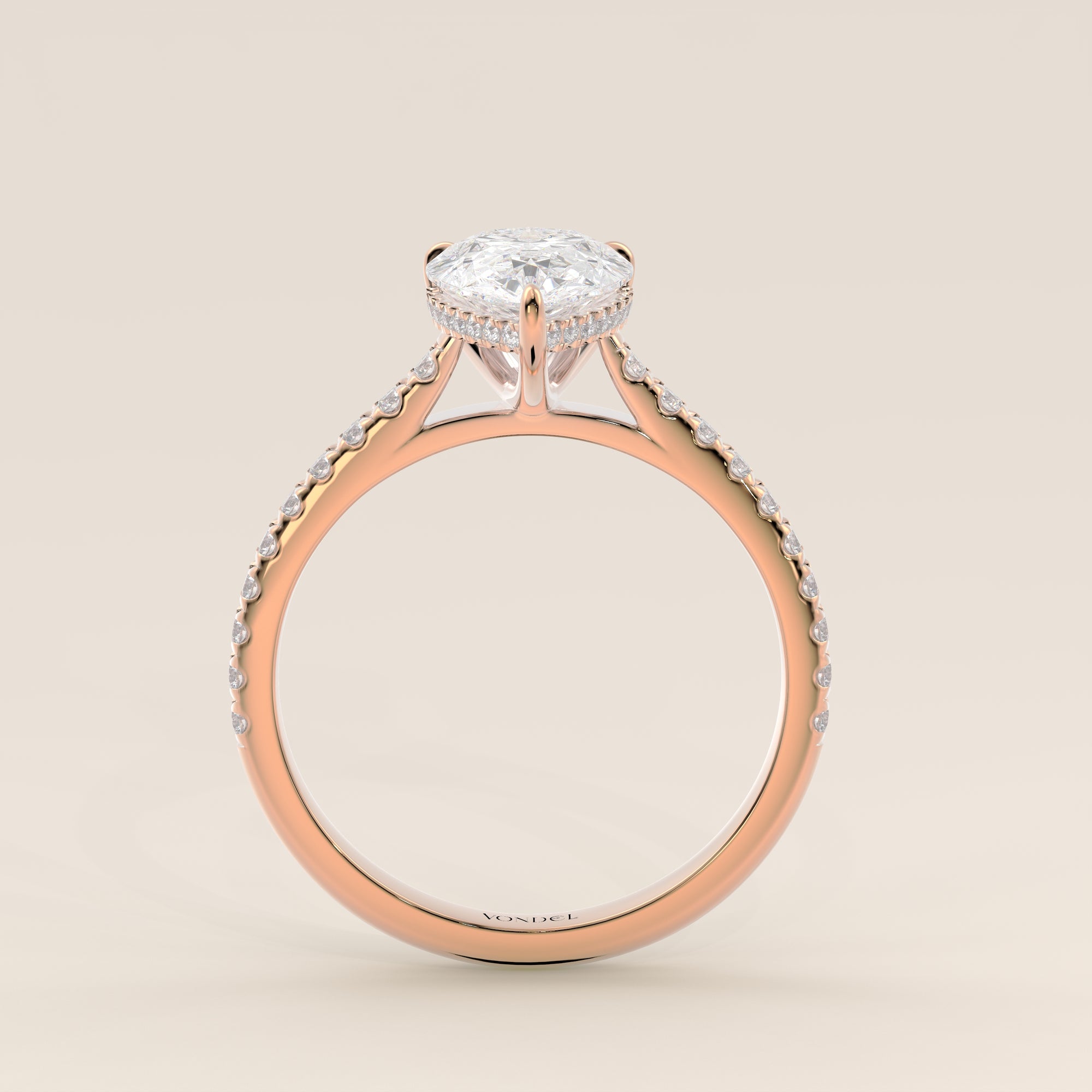 Bague de fiançailles en or rose, sertie d'un diamant de laboratoire taille poire, avec pavage et halo discret sur l'anneau pavé.