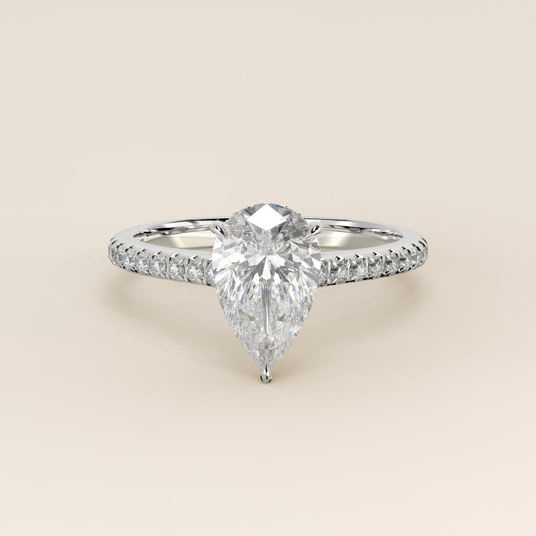 Bague de fiançailles en or blanc, sertie d'un diamant de laboratoire taille poire, pavé et halo discret, or blanc.