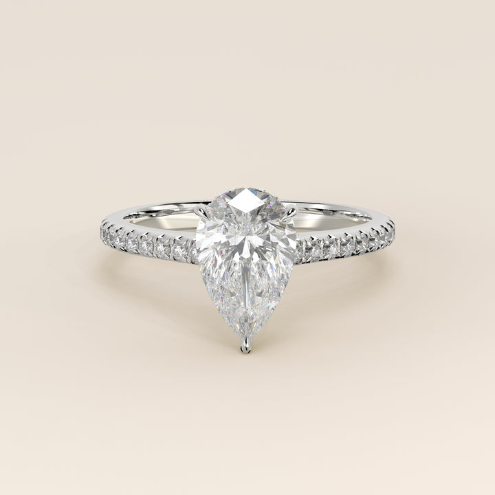 Bague de fiançailles en or blanc, sertie d'un diamant de laboratoire taille poire, pavé et halo discret, or blanc.