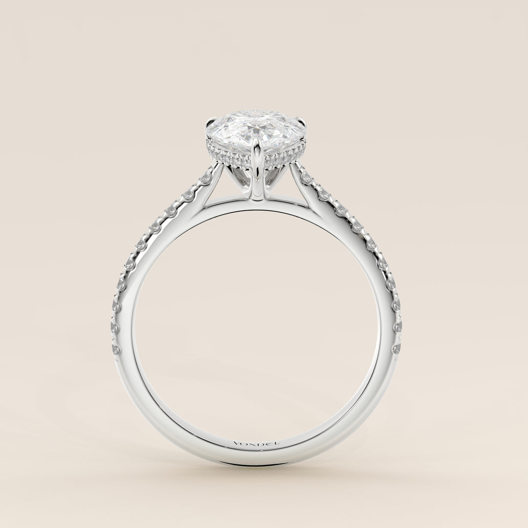 Bague de fiançailles en or blanc, sertie d'un diamant de laboratoire taille poire, pavé et halo discret, or blanc.