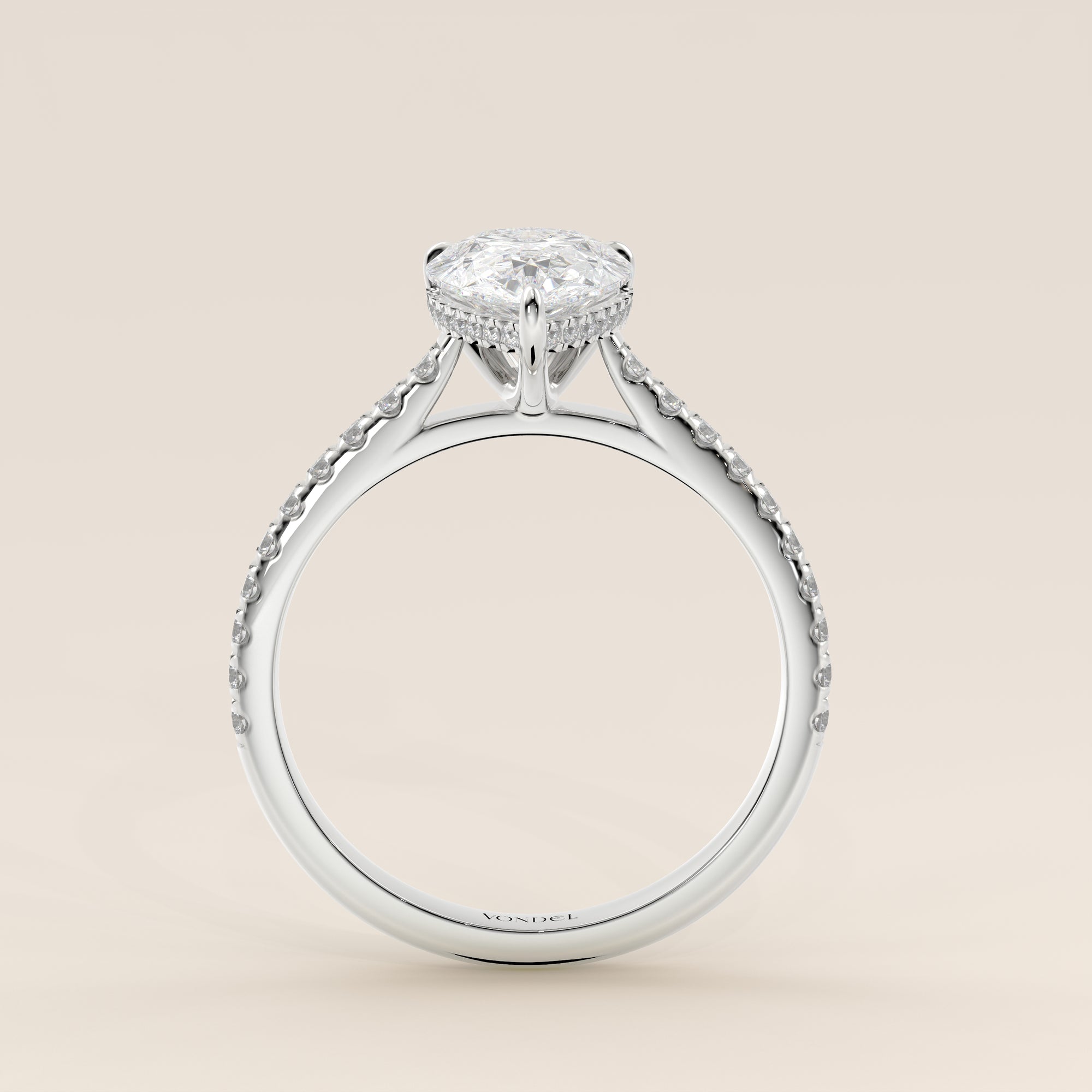 Bague de fiançailles en or blanc, sertie d'un diamant de laboratoire taille poire, pavé et halo discret, or blanc.