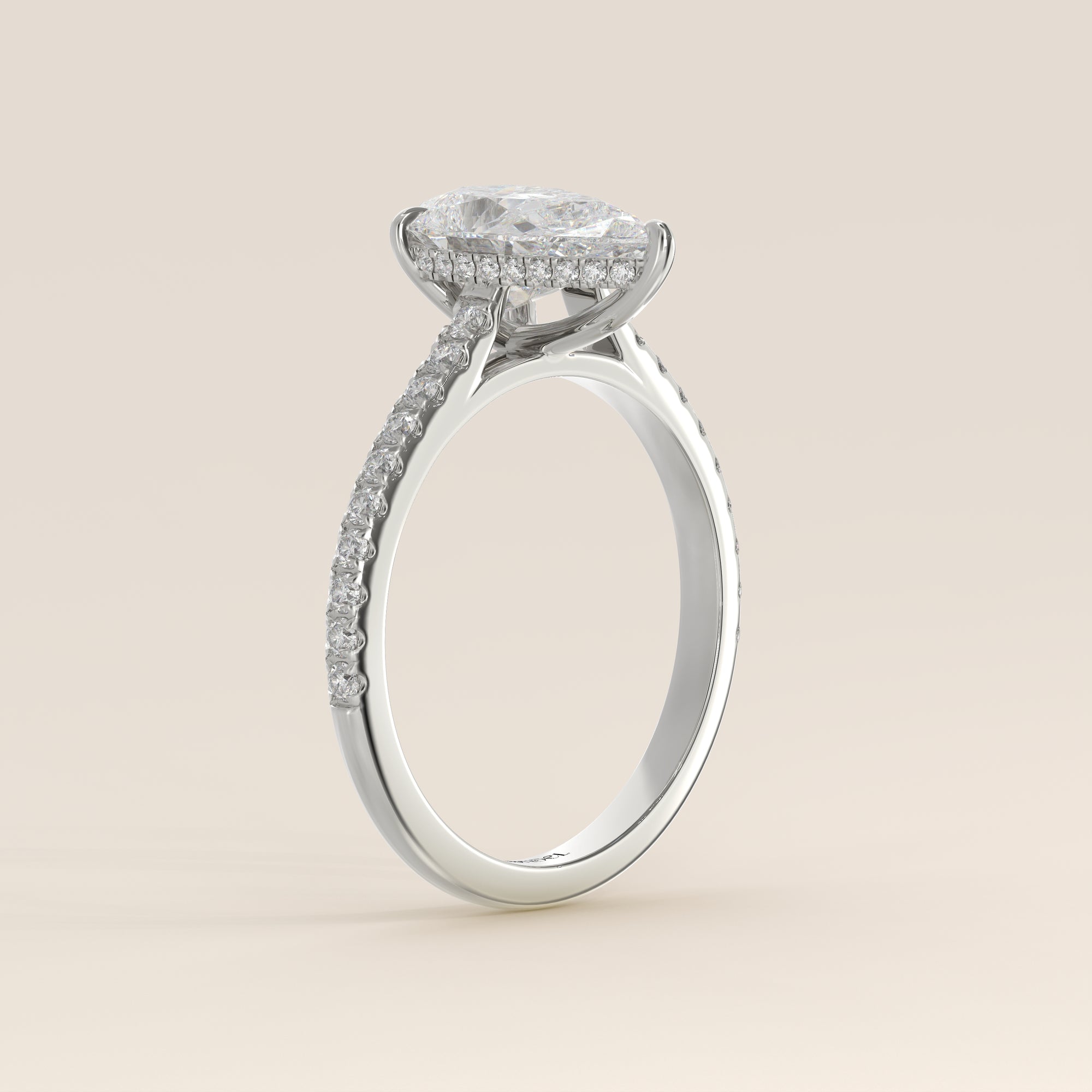 Bague de fiançailles en or blanc, sertie d'un diamant de laboratoire taille poire, pavé et halo discret, or blanc.