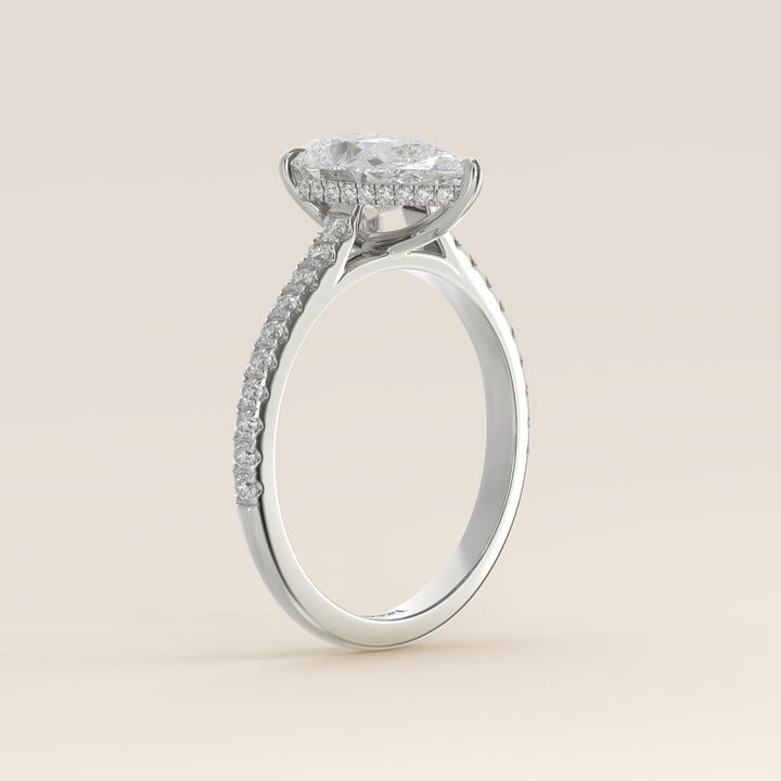 Bague de fiançailles en or blanc, sertie d'un diamant de laboratoire taille poire, pavé et halo discret, or blanc.