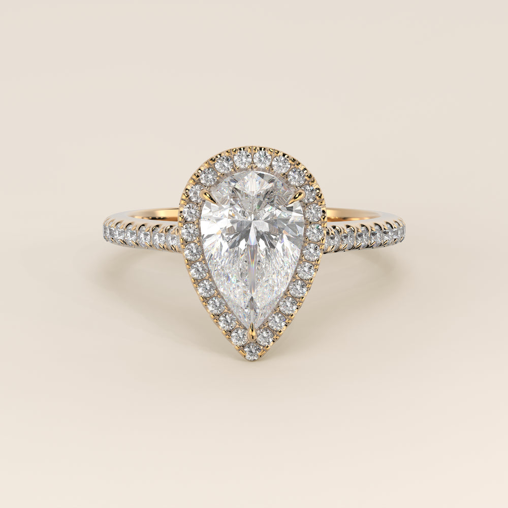 Verlobungsring mit birnenförmigem, im Labor gezüchtetem Diamanten, Halo und Pavé-Fassung, Gelbgold