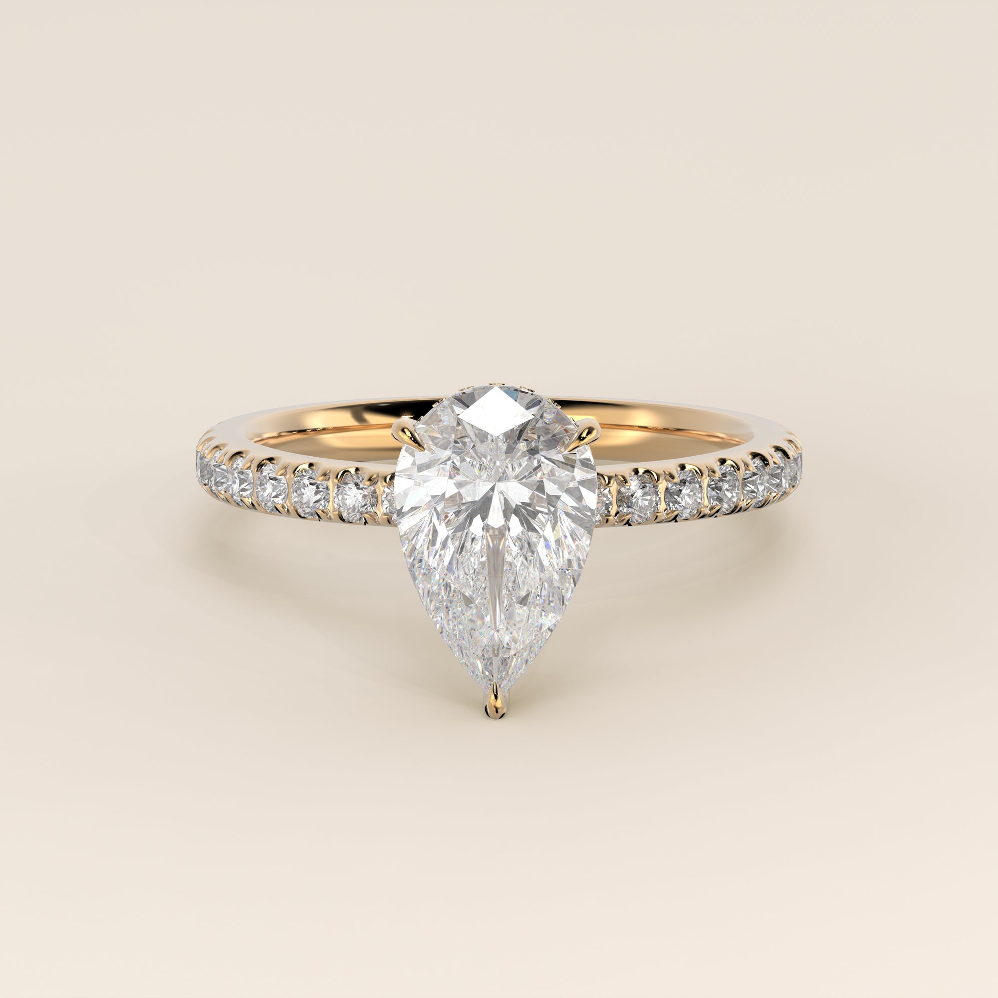 Bague de fiançailles en or jaune, sertie d'un diamant poire de laboratoire avec halo discret et pavage sur l'anneau.