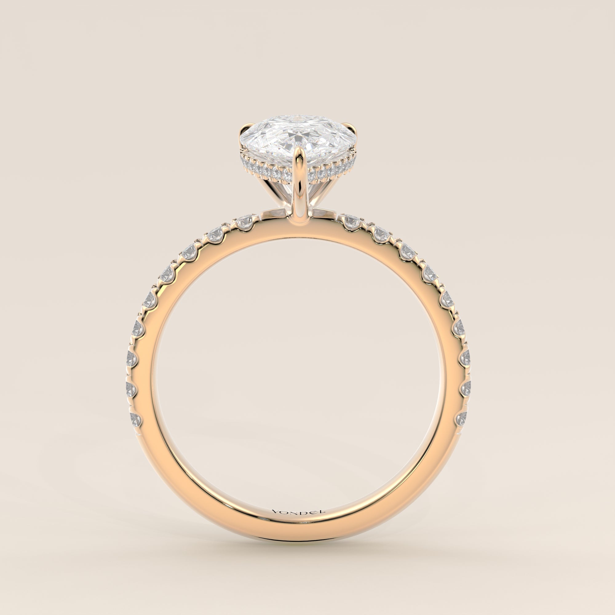 Bague de fiançailles en or jaune, sertie d'un diamant poire de laboratoire avec halo discret et pavage sur l'anneau.