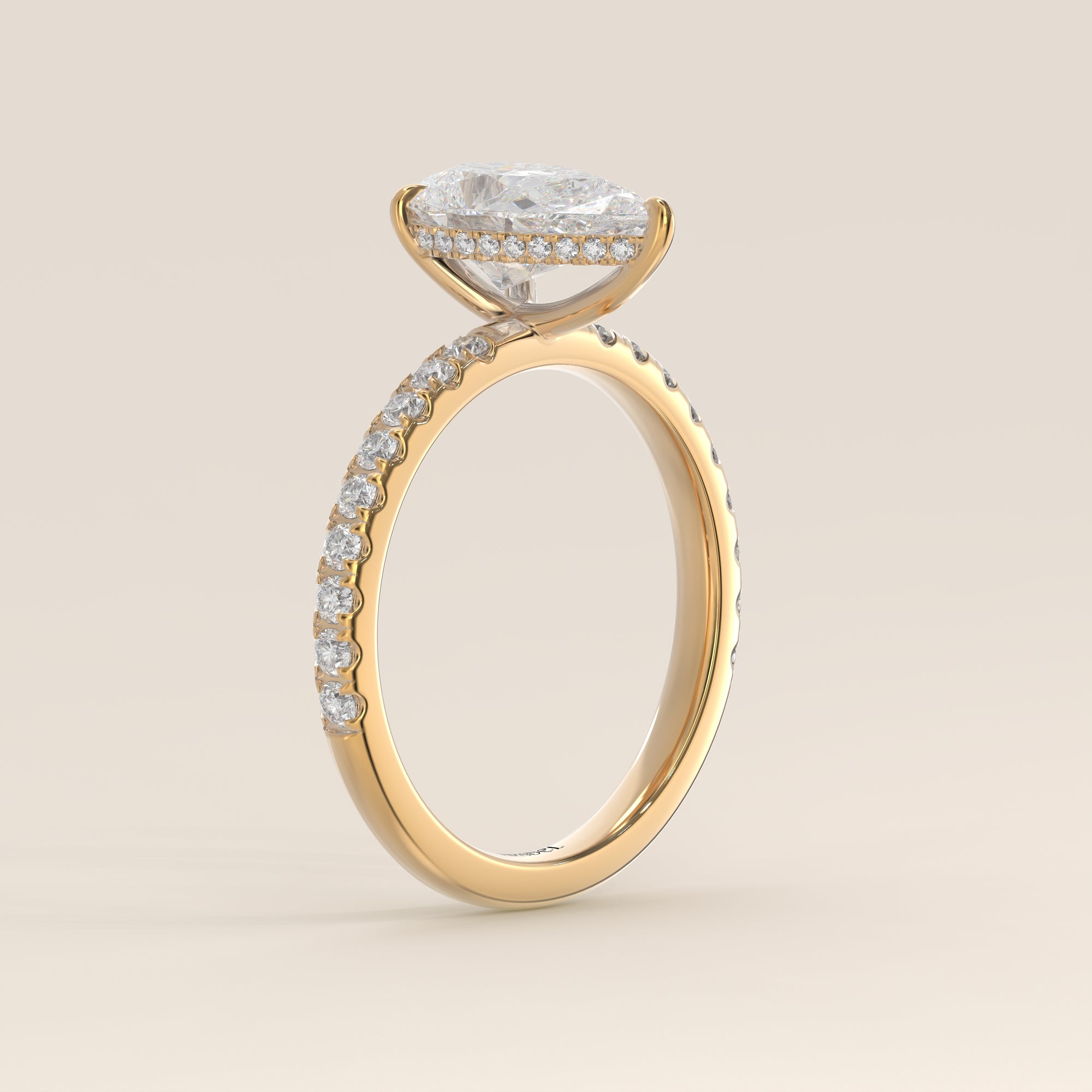 Bague de fiançailles en or jaune, sertie d'un diamant poire de laboratoire avec halo discret et pavage sur l'anneau.