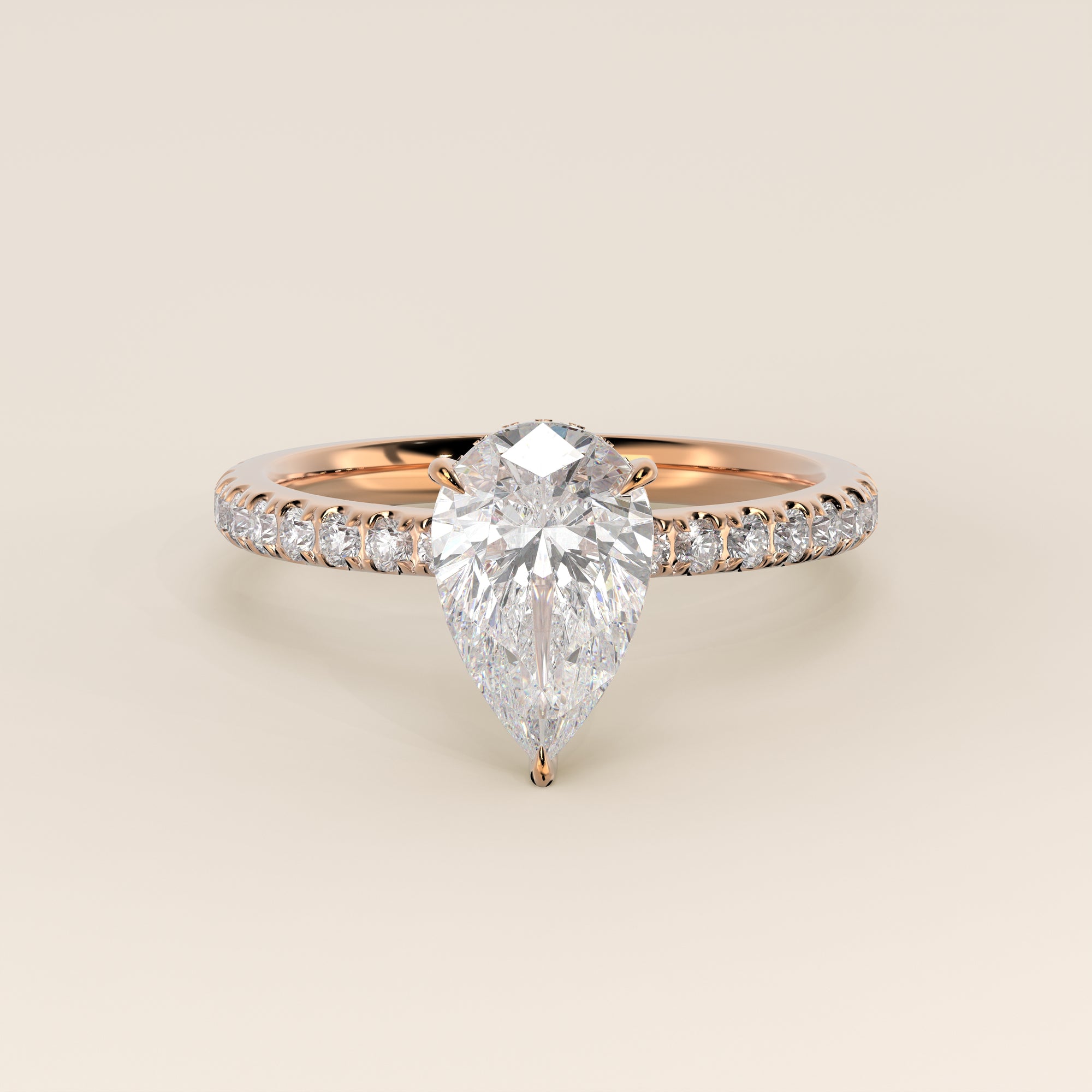 Bague de fiançailles en or rose, sertie d'un diamant de laboratoire taille poire avec halo discret et anneau pavé.