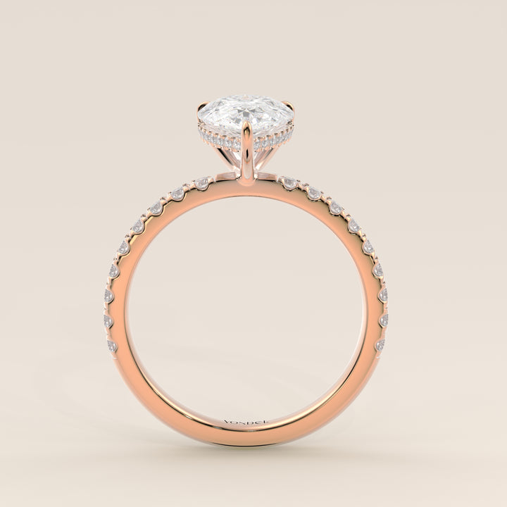 Bague de fiançailles en or rose, sertie d'un diamant de laboratoire taille poire avec halo discret et anneau pavé.
