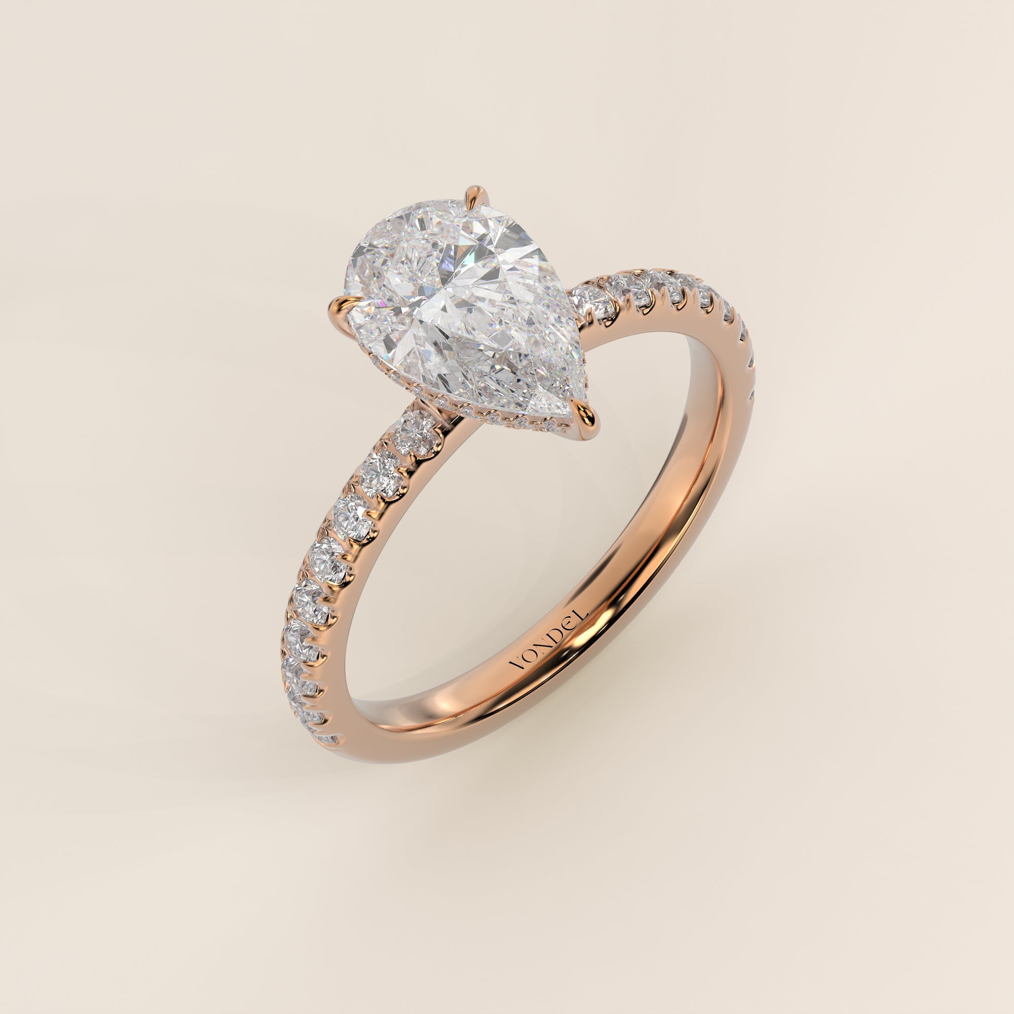 Bague de fiançailles en or rose, sertie d'un diamant de laboratoire taille poire avec halo discret et anneau pavé.