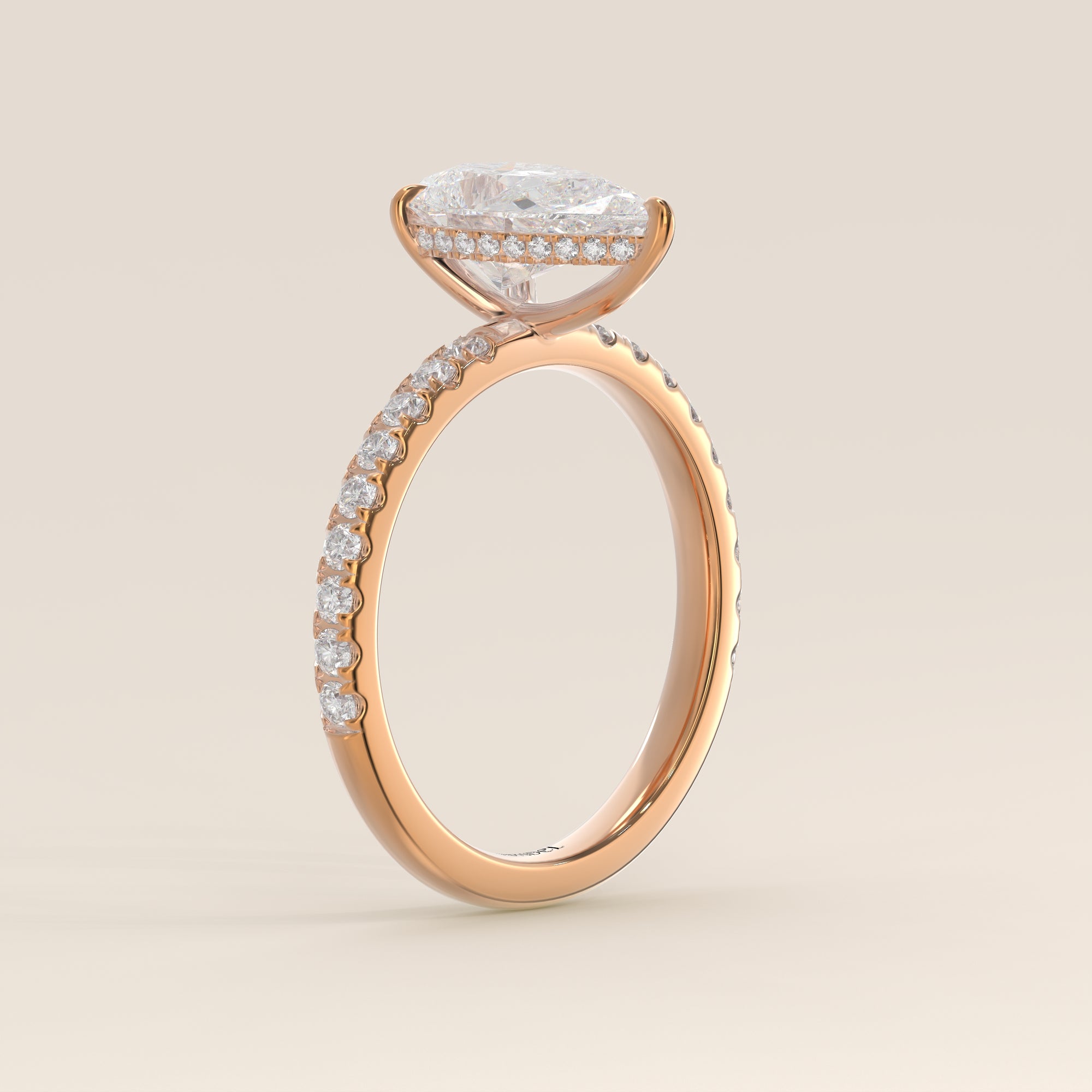 Bague de fiançailles en or rose, sertie d'un diamant de laboratoire taille poire avec halo discret et anneau pavé.