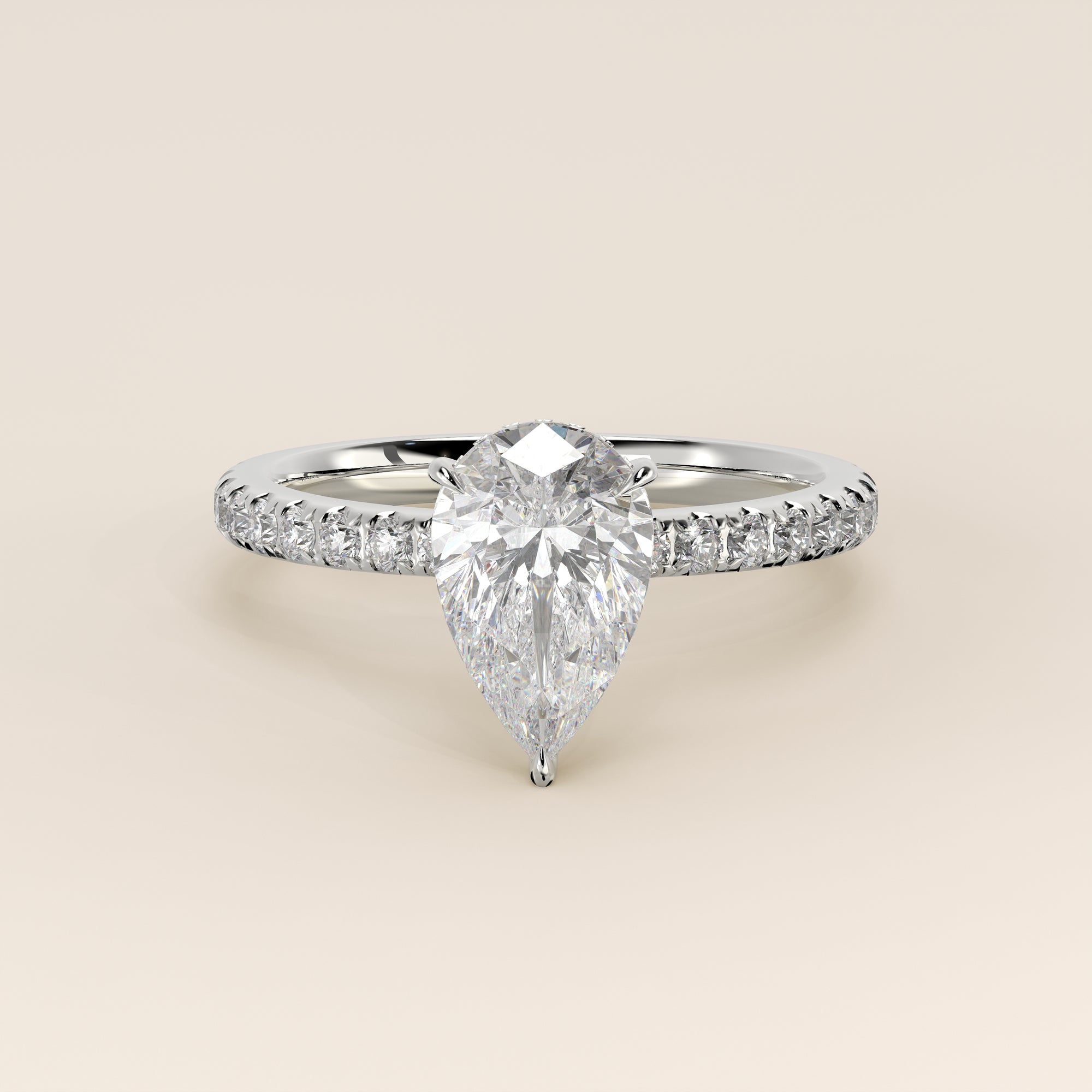 Bague de fiançailles en or blanc, sertie d'un diamant de laboratoire taille poire avec halo discret et pavage sur l'anneau.