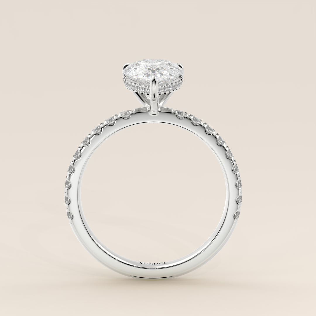 Bague de fiançailles en or blanc, sertie d'un diamant de laboratoire taille poire avec halo discret et pavage sur l'anneau.