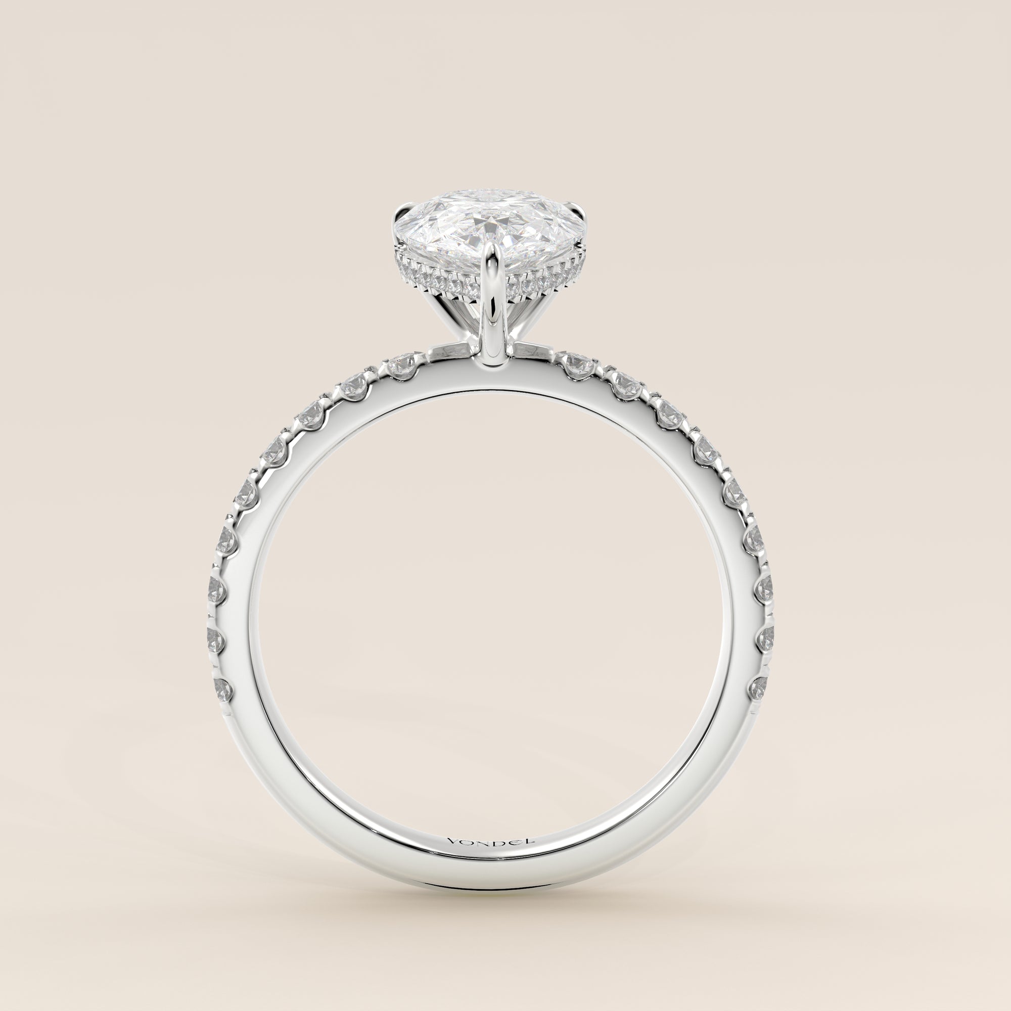 Bague de fiançailles en or blanc, sertie d'un diamant de laboratoire taille poire avec halo discret et pavage sur l'anneau.