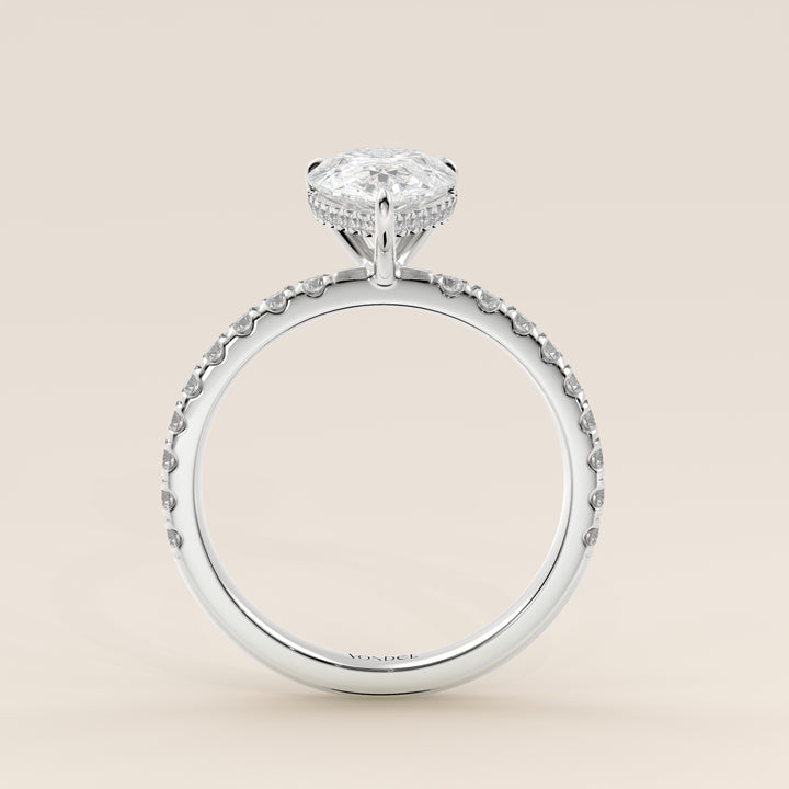Bague de fiançailles en or blanc, sertie d'un diamant de laboratoire taille poire avec halo discret et pavage sur l'anneau.