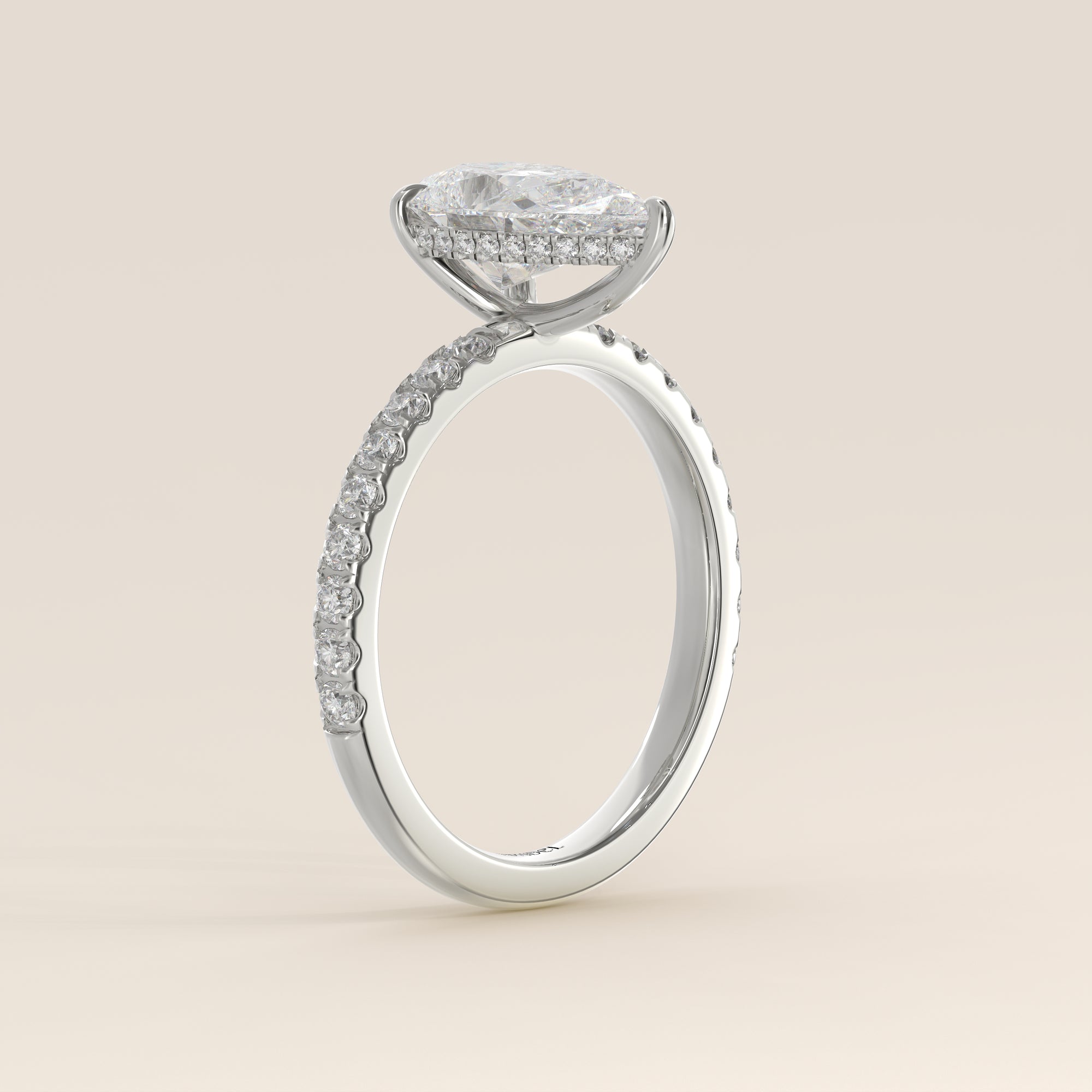 Bague de fiançailles en or blanc, sertie d'un diamant de laboratoire taille poire avec halo discret et pavage sur l'anneau.
