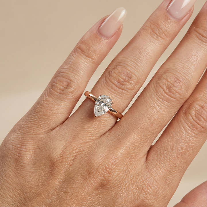 Verlobungsring mit birnenförmigem, im Labor gezüchtetem Diamanten und verstecktem Halo, Roségold