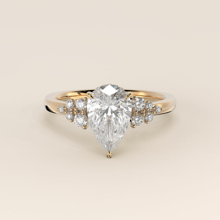 Verlovingsring peer lab grown diamant met snowdrift en hidden halo, geelgoud