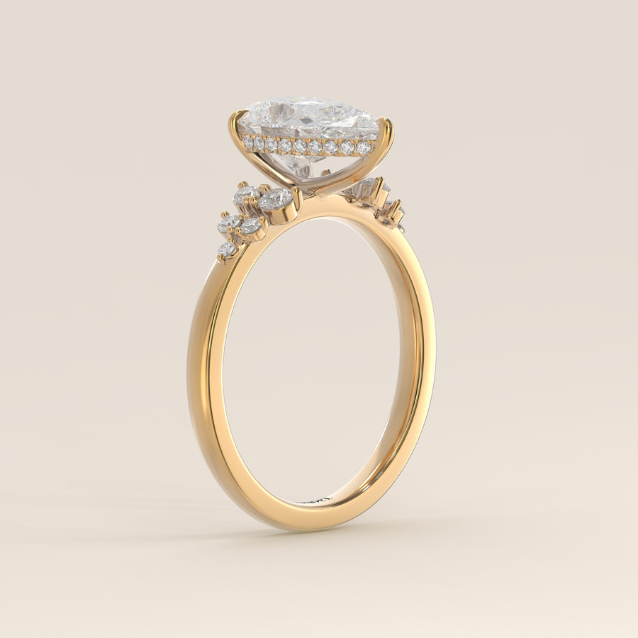 Verlovingsring peer lab grown diamant met snowdrift en hidden halo, geelgoud