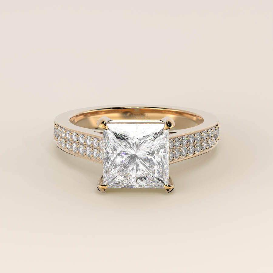 Verlovingsring princess lab grown diamant met brede pave band, cathedral setting en hidden halo, geelgoud