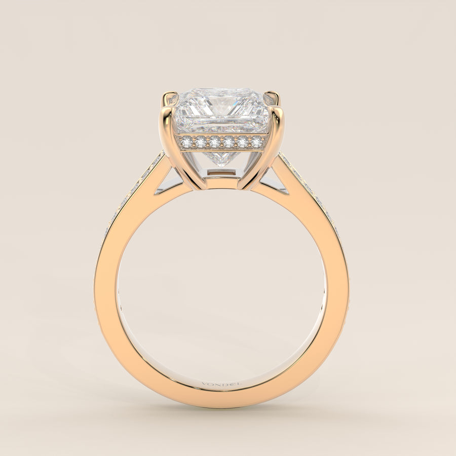 Verlovingsring princess lab grown diamant met brede pave band, cathedral setting en hidden halo, geelgoud