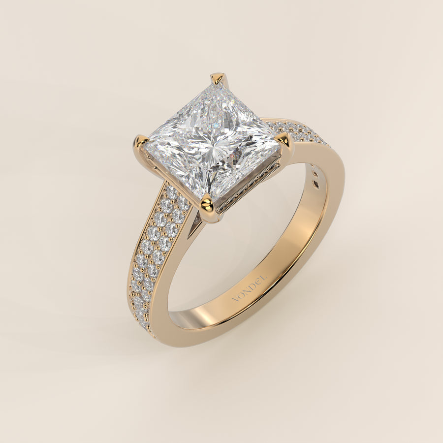 Verlovingsring princess lab grown diamant met brede pave band, cathedral setting en hidden halo, geelgoud