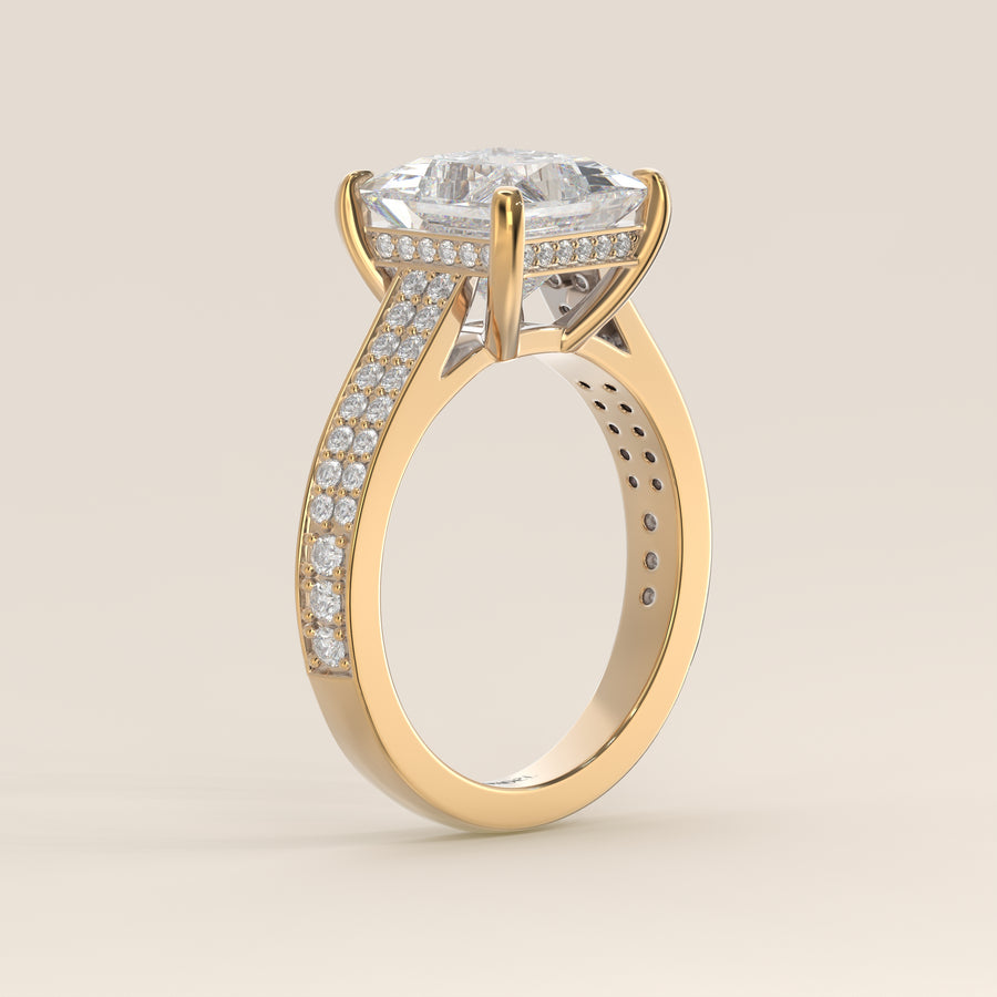 Verlovingsring princess lab grown diamant met brede pave band, cathedral setting en hidden halo, geelgoud