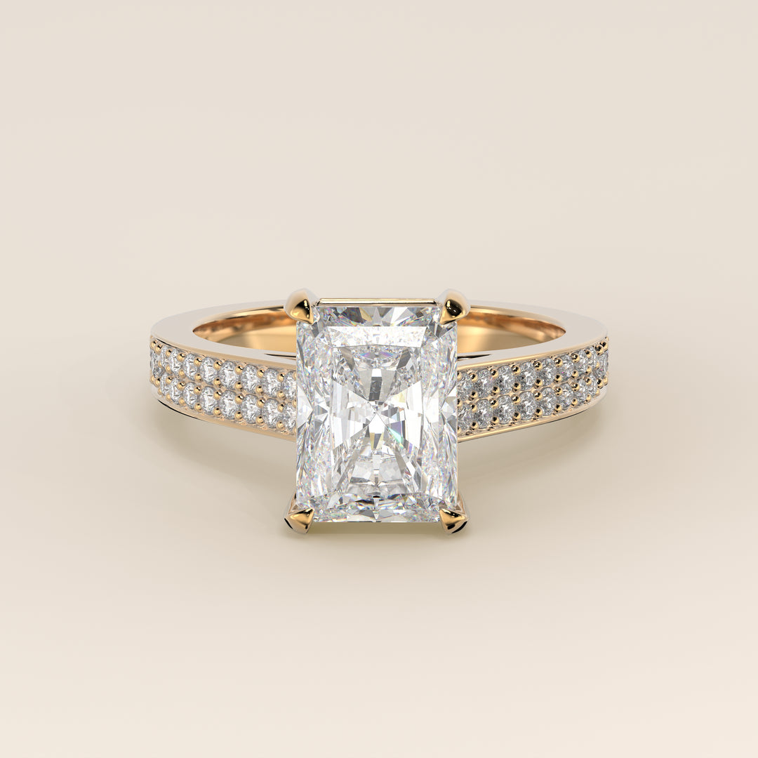 Verlovingsring radiant lab grown diamant met brede pave band, cathedral setting en hidden halo, geelgoud