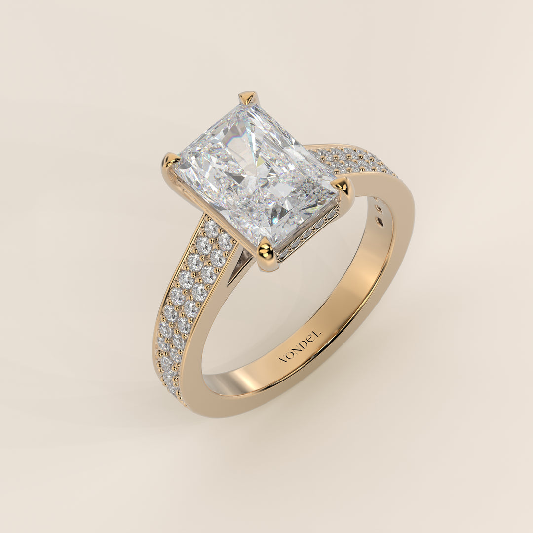 Verlovingsring radiant lab grown diamant met brede pave band, cathedral setting en hidden halo, geelgoud