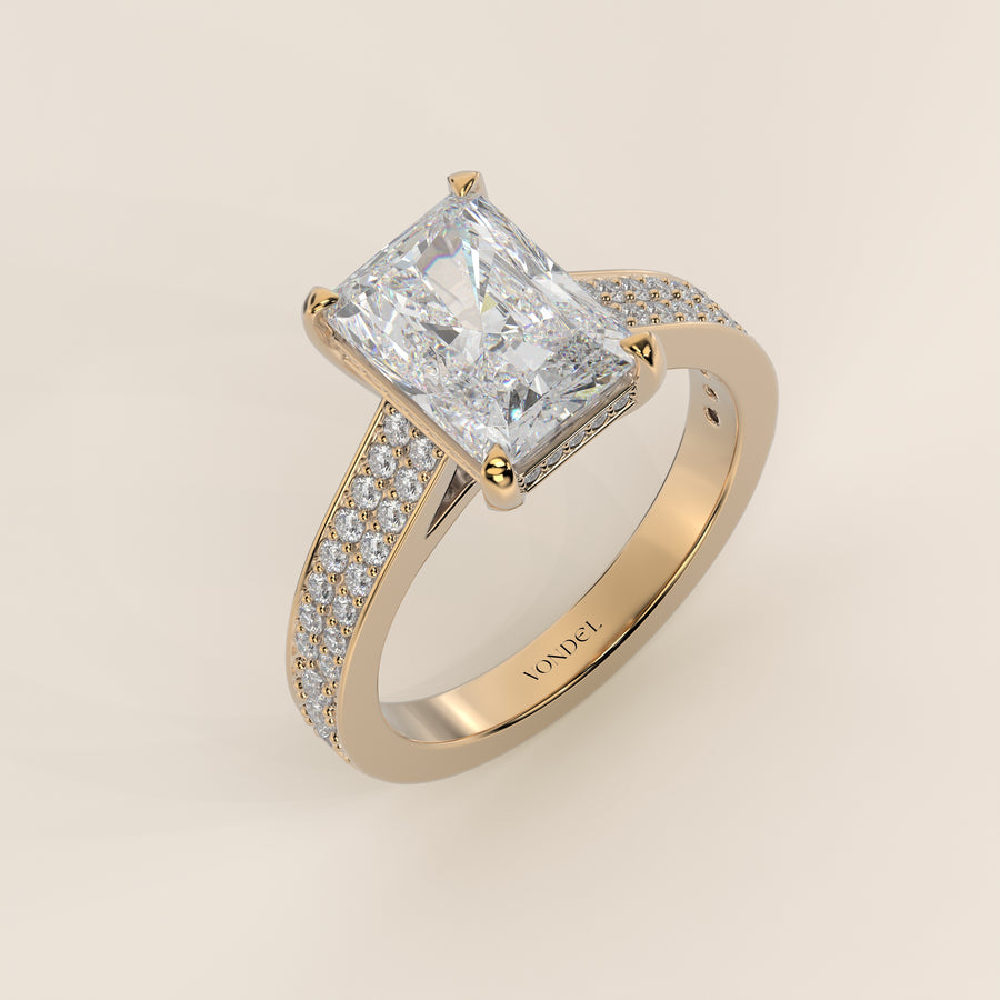 Verlovingsring radiant lab grown diamant met brede pave band, cathedral setting en hidden halo, geelgoud