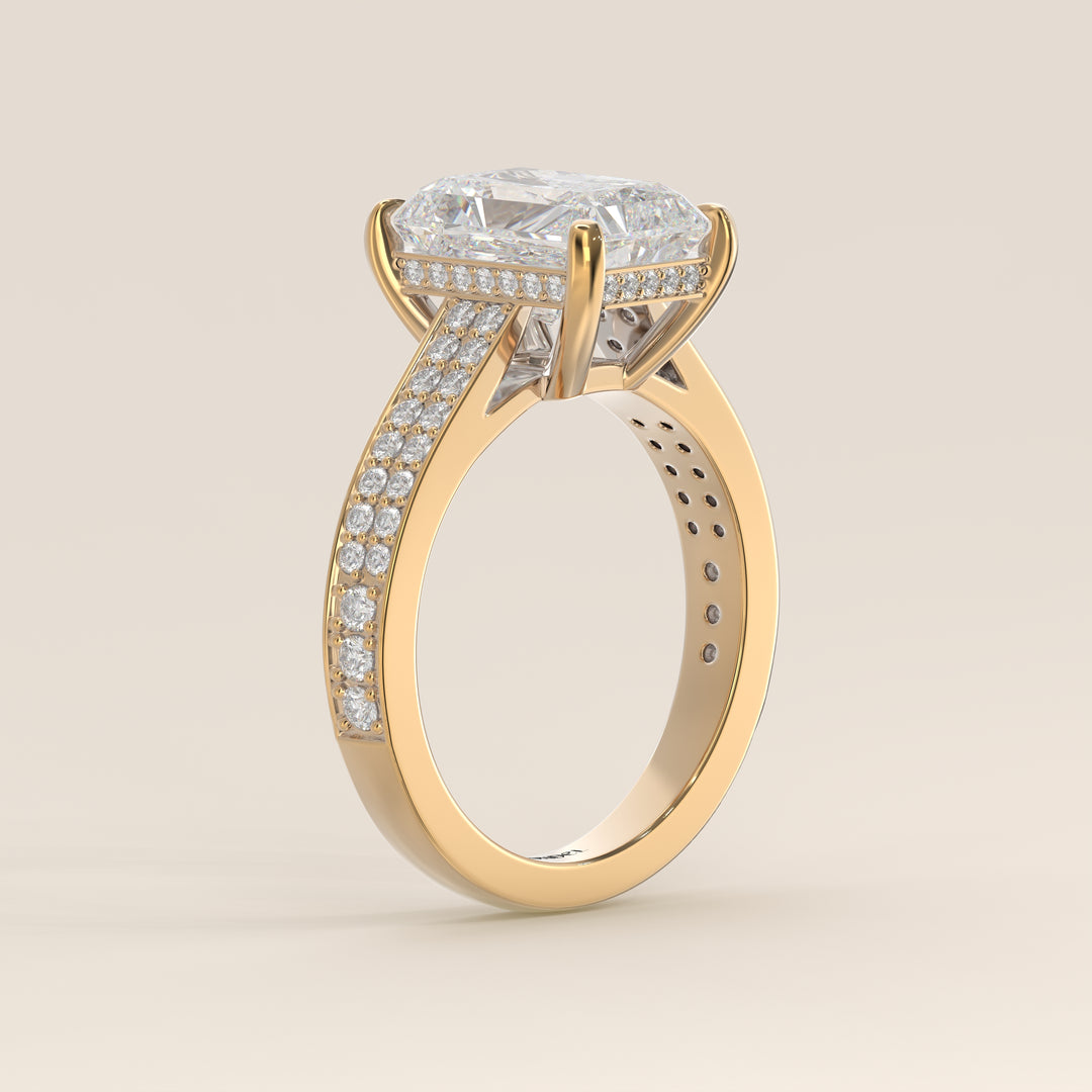 Verlovingsring radiant lab grown diamant met brede pave band, cathedral setting en hidden halo, geelgoud