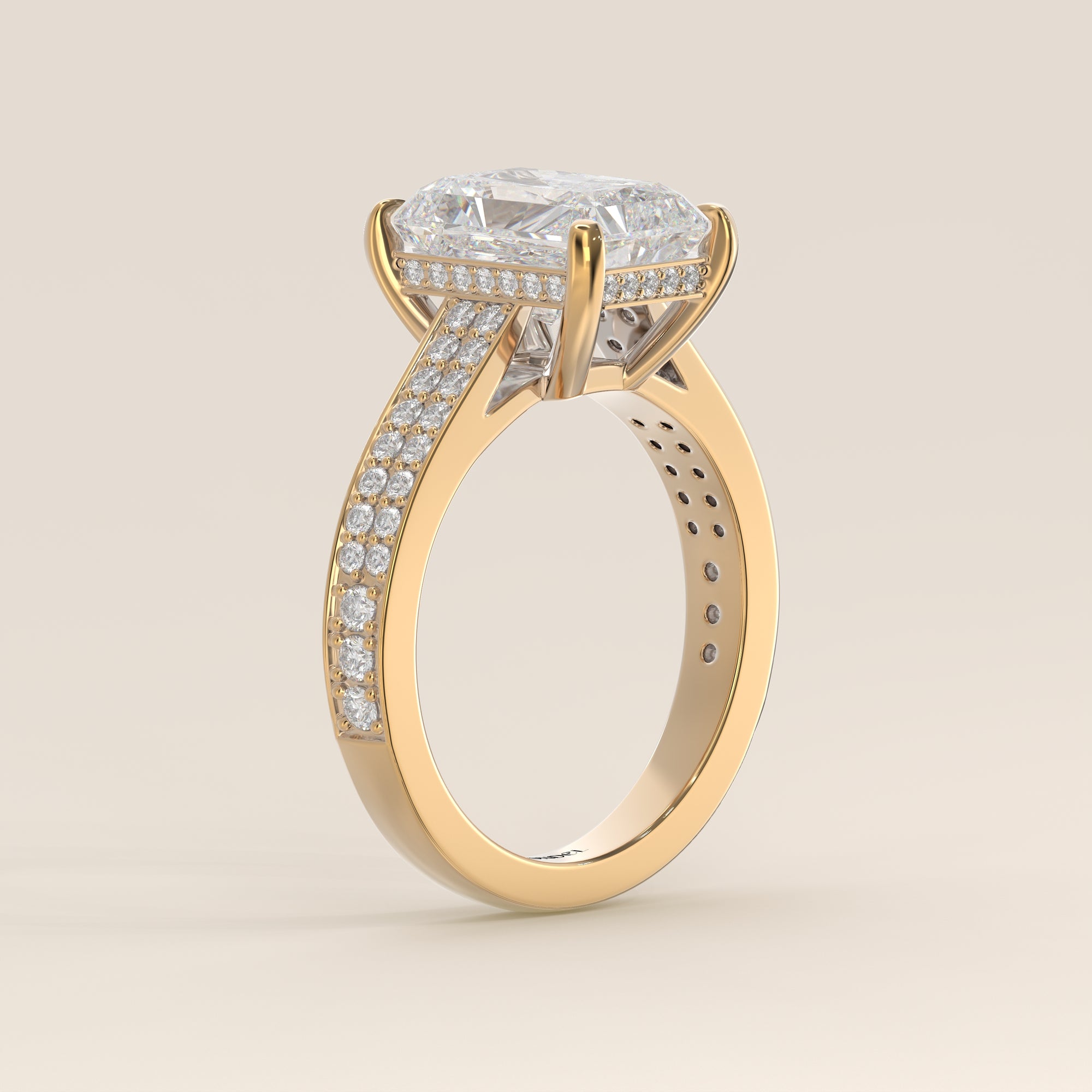 Verlovingsring radiant lab grown diamant met brede pave band, cathedral setting en hidden halo, geelgoud